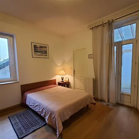 Nice Apartment With Veranda Near The Beach Daire